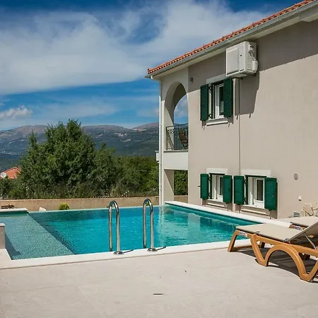 Athinais Lak * Lakithra